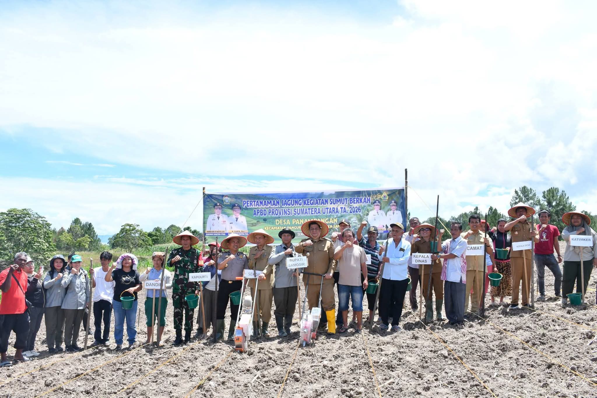 Gubsu Bantu Bibit Jagung 40 Hektare, Bupati Vandiko Turun Lapangan Tanam Benih Bersama Petani