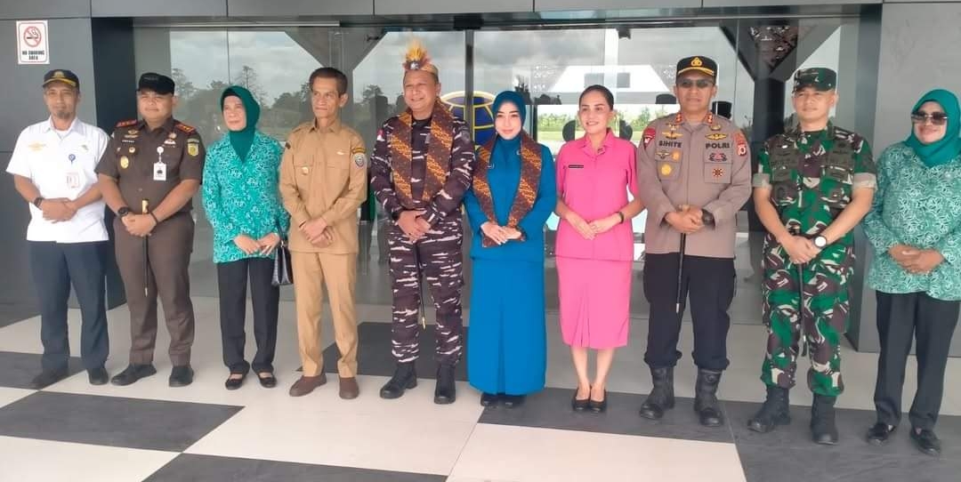 Wakil Bupati Kepulauan Aru  Menyambut Kedatangan  Danlanal Aru